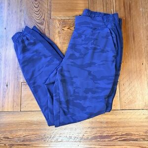 Athleta Brooklyn Textured Navy Camo Jogger Pants – Size 12 – Excellent Condition